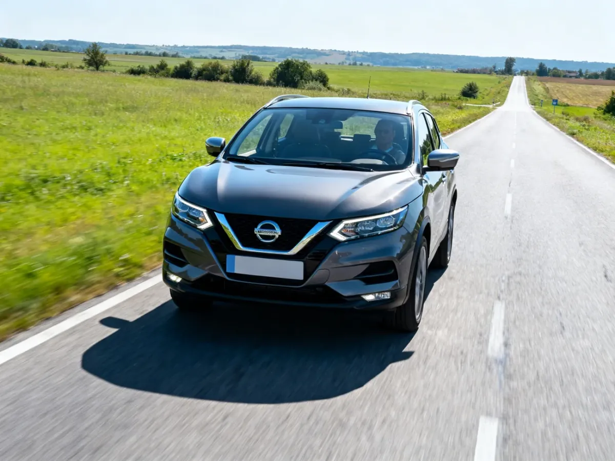 Nissan Qashqai na drodze podczas jazdy miejskiej i pozamiejskiej