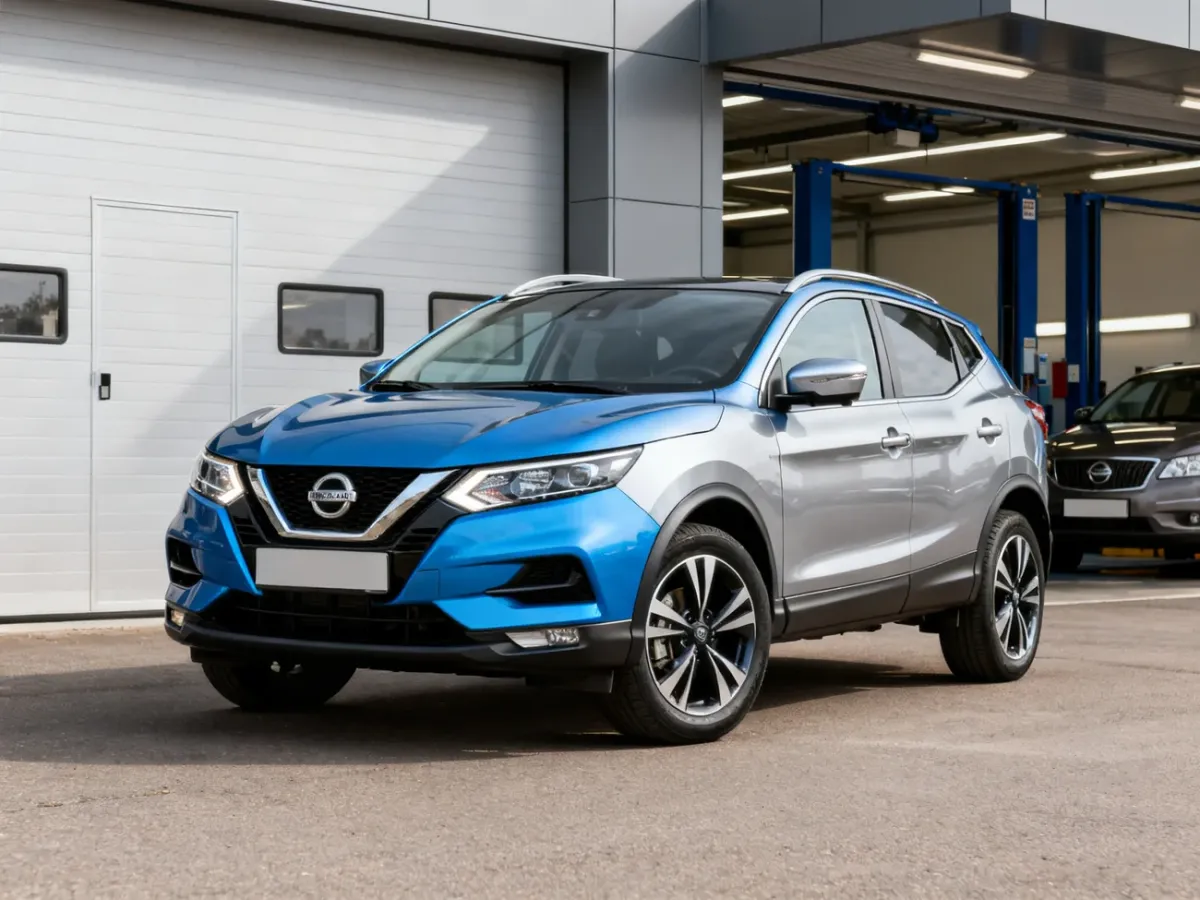 Zadbany Nissan Qashqai drugiej generacji przed warsztatem samochodowym